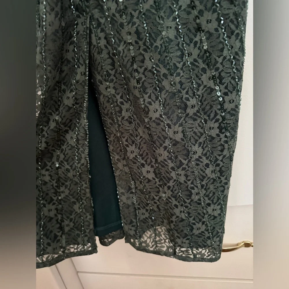 NWT | Mac Duggal 93676 Deep Green Beaded Lace Long Sleeve Midi Dress Size 6